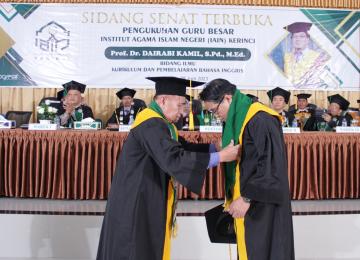 Pengukuhan gelar Prof. Dr. Dairabi Kamil.